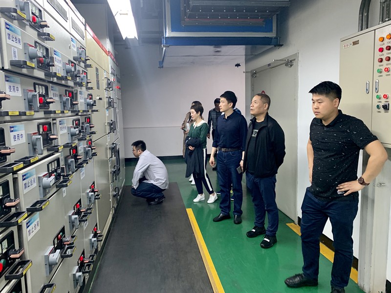 黃國全一行在連云港國家經(jīng)濟(jì)開發(fā)區(qū)地?zé)崮苣茉凑究疾煺{(diào)研。_副本.jpg
