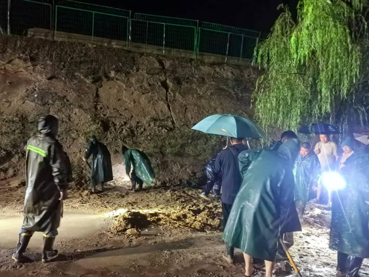 油氣工程公司王渠則站組織全員“戰(zhàn)暴雨、搶排險(xiǎn)、保安全”.jpg